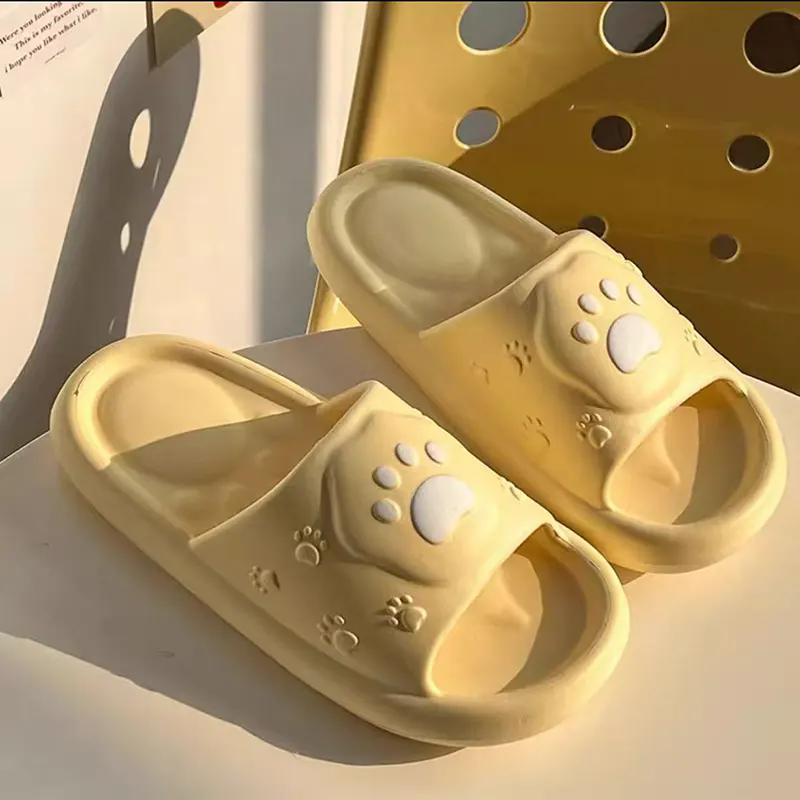 Ce face ca papucii drăguți cu amprentă să fie următoarea mare tendință în încălțămintea confortabilă?